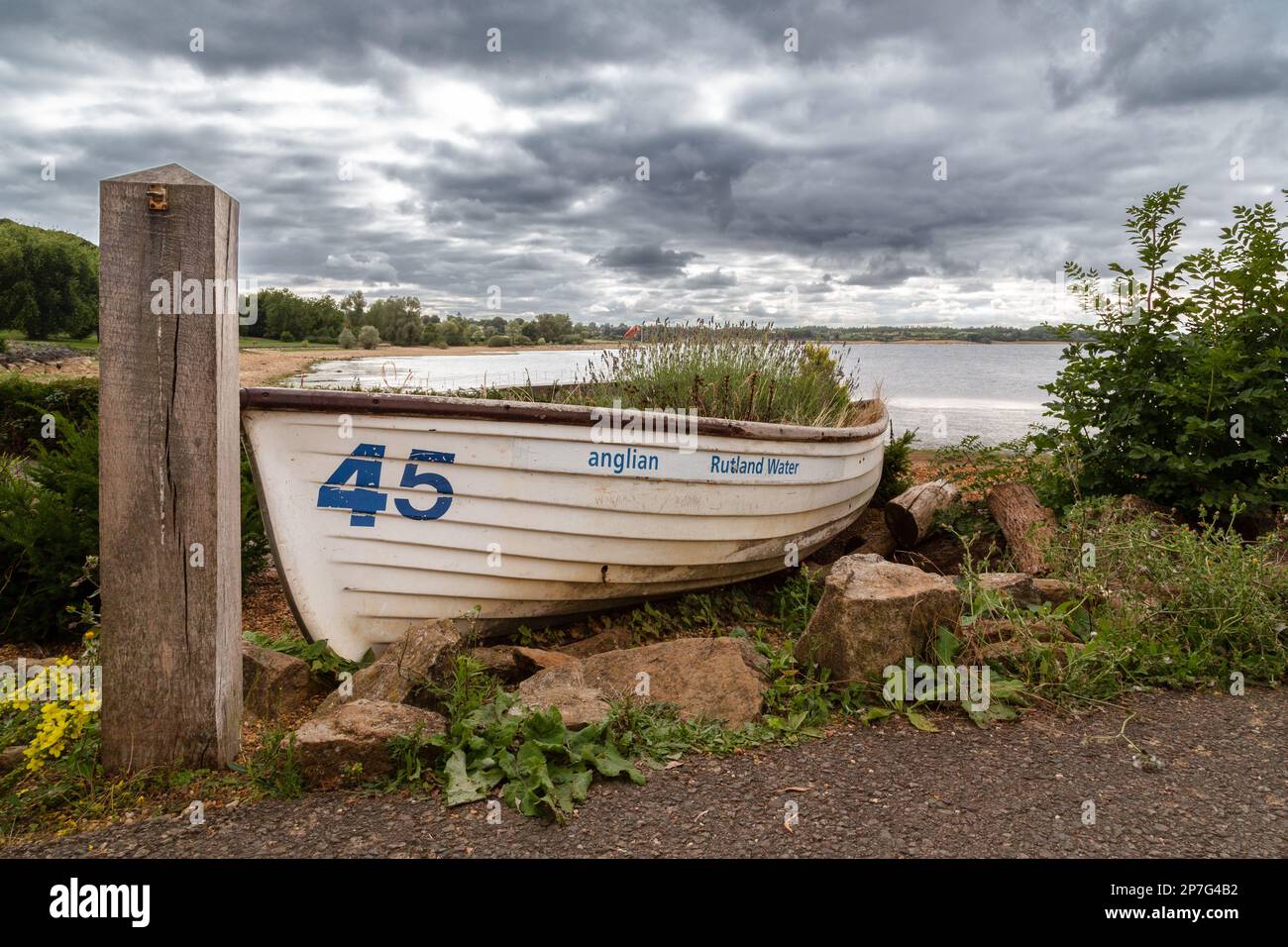 Una barca a terra a Rutland Water, East Midlands, Inghilterra. Foto Stock