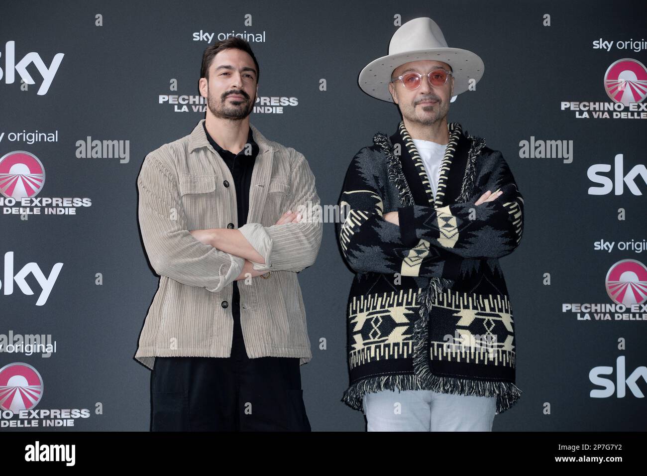 MILANO, ITALIA - 06 MARZO: Joe Bastianich e Andrea Belfiore partecipano alla foto-call per 'Pechino Express la via delle Indie' Sky Original il 06 marzo 2 Foto Stock