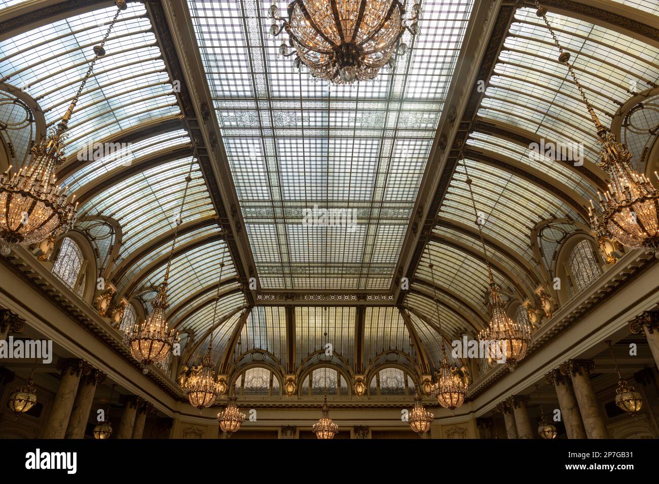 San Francisco, California - 5 Marzo 2023 - la cupola di vetro e i lampadari decorati di cristallo del Garden Court del Palace Hotel. Foto Stock