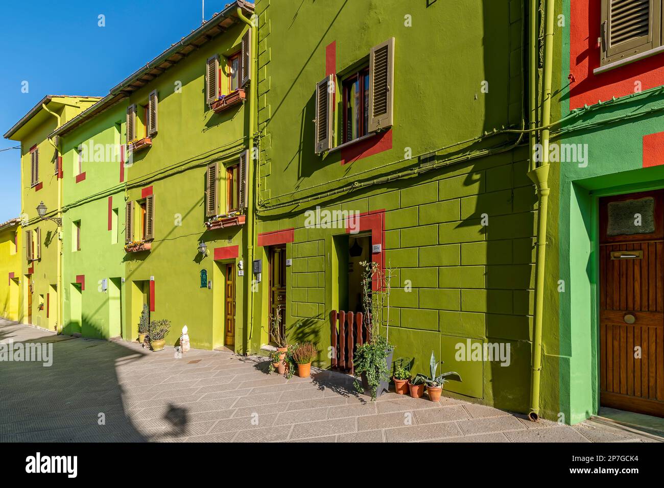 Le colorate case tipiche di Via di mezzo, Ghizzano, Pisa, Italia Foto Stock