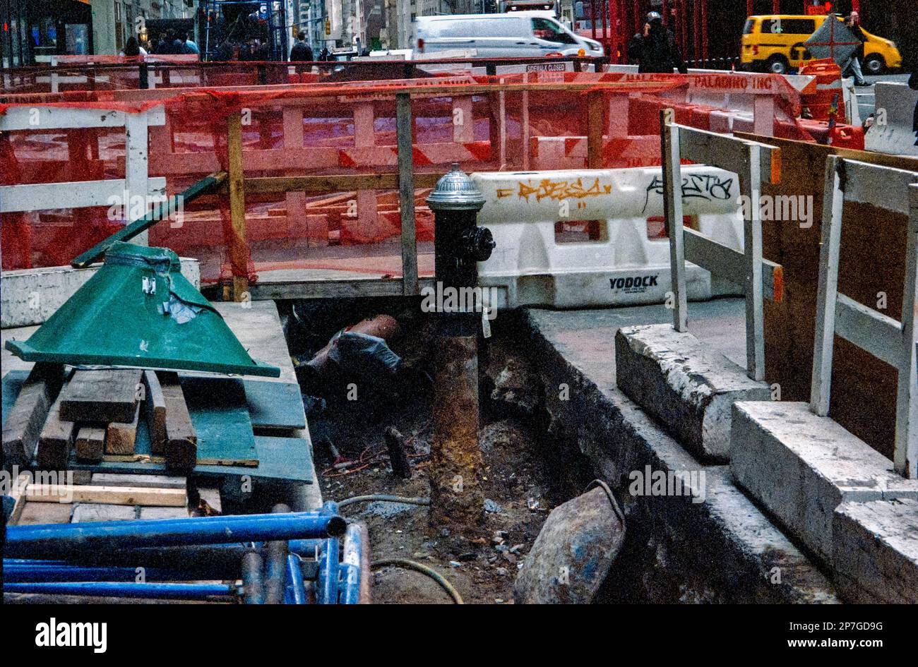 Scavi stradali a Midtown Manhattan di New York nel febbraio 2023. (© Richard B. Levine) Foto Stock