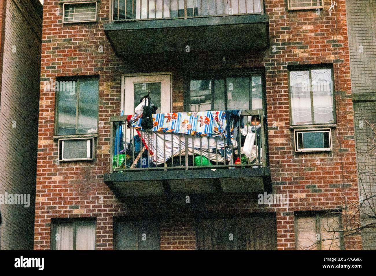 Appartamento edificio balcone utilizzato per lo stoccaggio nel quartiere Chelsea di New York nel febbraio 2023. (© Richard B. Levine) fotografato con una macchina fotografica antica. Foto Stock