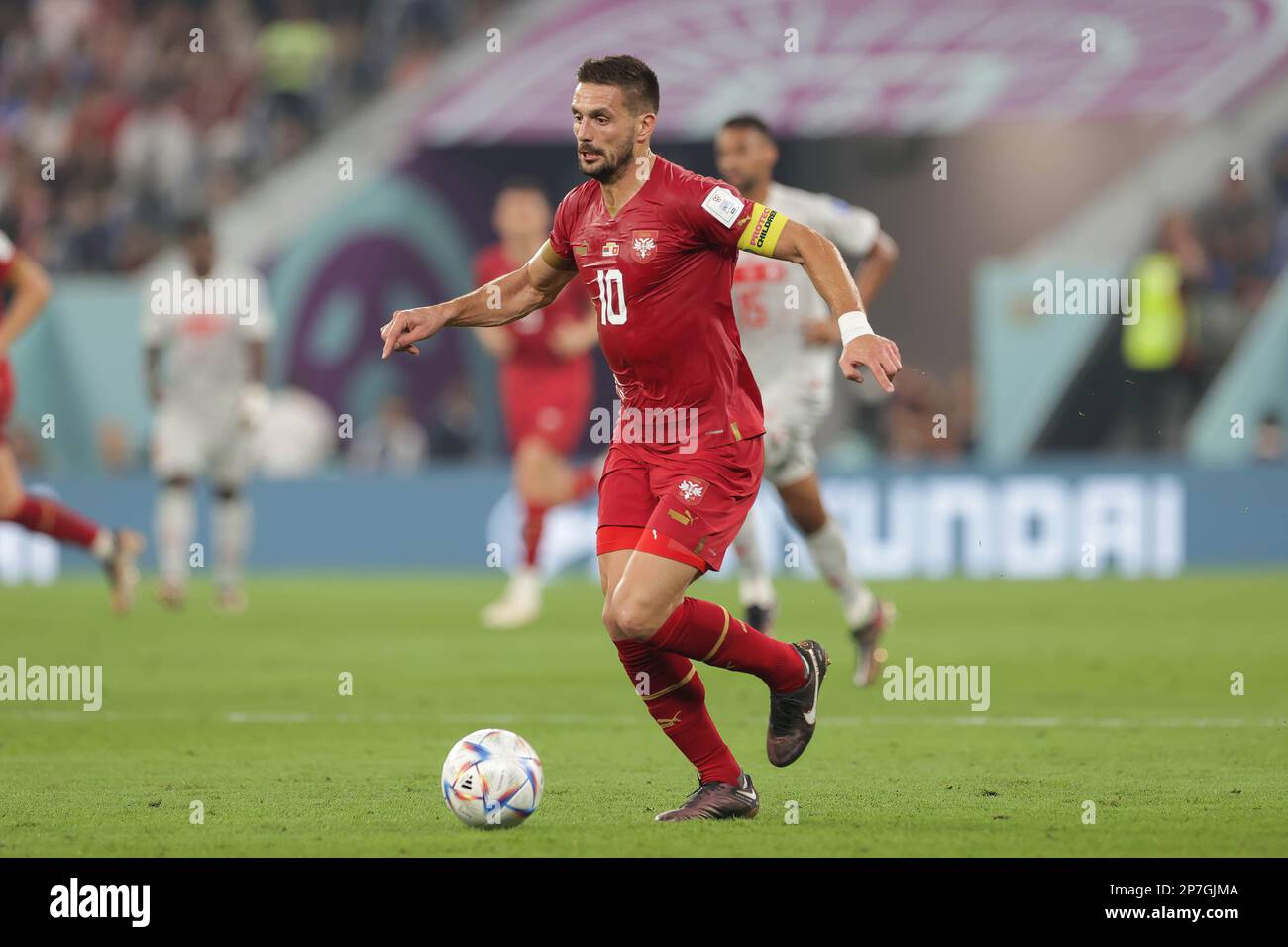 Dusan Tadic di Serbia in azione durante la partita della Coppa del mondo FIFA Qatar 2022 tra Serbia e Svizzera allo Stadio 974. Punteggio finale; Serbia 2:3 Svizzera. Foto Stock