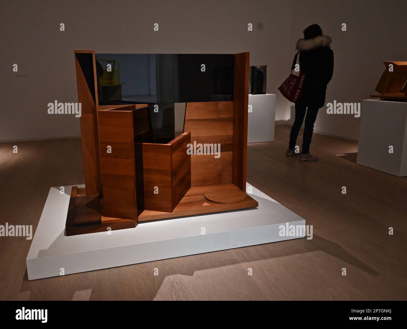 Anthony Caro (1924-2013) ampiamente considerato come uno dei più influenti aculptors del 20 ° secolo. È il soggetto della mostra di primavera di Pitzhanger , che si apre su quello che sarebbe stato il suo 99th ° compleanno . Caro annunciò una rivoluzione nella scultura negli anni '1960s , ridefinendo ciò che era la scultura e ciò che potrebbe essere. Le sue costruzioni astratte in acciaio dipinto rovesciarono le idee convenzionali sui metodi dei materiali , la superficie , la scala e lo spazio . L'architettura era una fonte importante della sua ispirazione , che egli descrisse come 9 forse la forma visiva astratta più pura ) Foto Stock