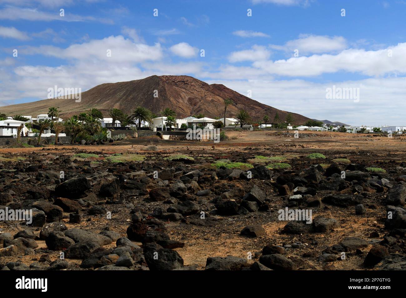 Montana Roja, Rosso Vulcano, Playa Blanca, Lanzarote, Isole Canarie, Spagna. Foto Stock