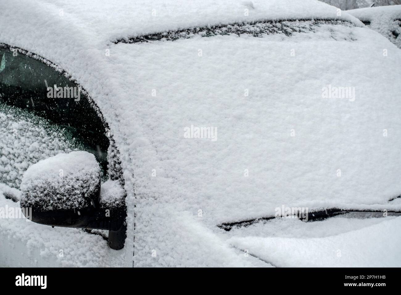 Auto parcheggiata coperta di neve durante una doccia inaspettata e tardiva nel marzo 2023, Mariakerke, Gand, Fiandre Orientali, Belgio Foto Stock