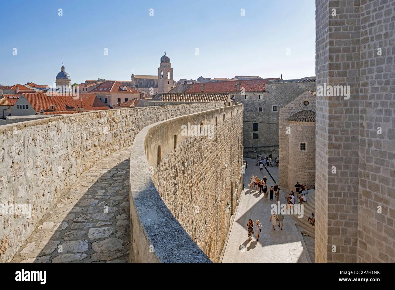 Mura medievali della città / bastioni della città vecchia, centro storico di Dubrovnik lungo il mare Adriatico, Dalmazia meridionale, Croazia Foto Stock
