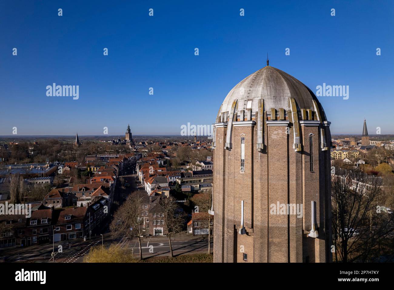 Cima della torre dell'acqua di Zutphen che sorge sopra la città anseatica con un cielo azzurro chiaro visto dall'alto. Foto Stock