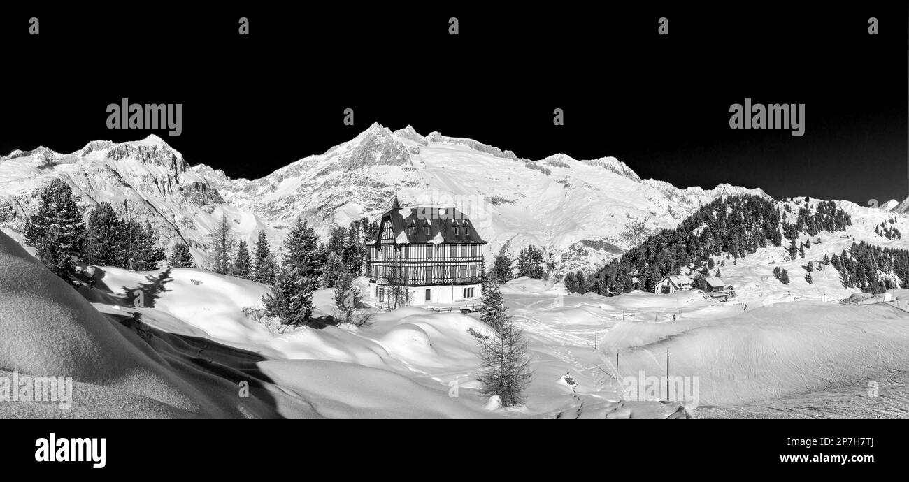 Riedalp, Svizzera - Gennaio 08. 2021: Panorama del Pro Nature Center per la regione del Ghiacciaio del Grande Aletsch - la Villa Cassel in inverno. Il buil Foto Stock