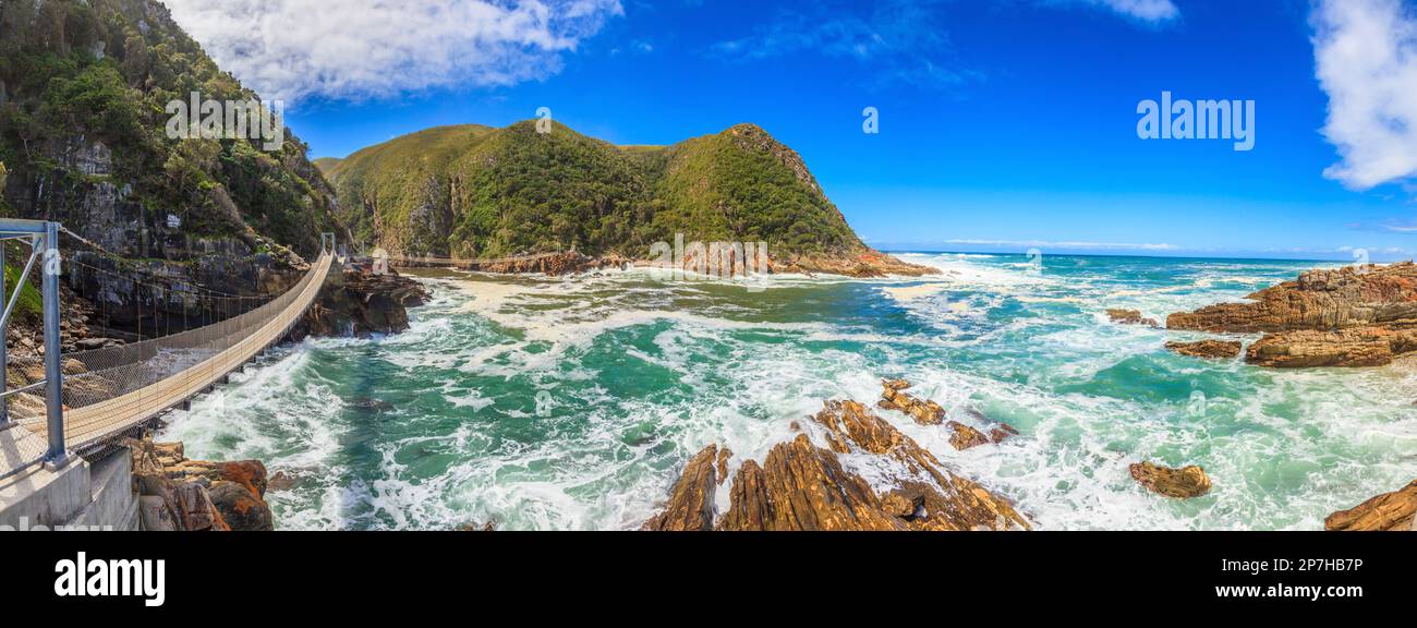 Foto panoramica del Ponte sospeso nel Parco Nazionale di Tsitsikama in Sud Africa durante la giornata in cielo blu con la nuvola libera fotografata Foto Stock