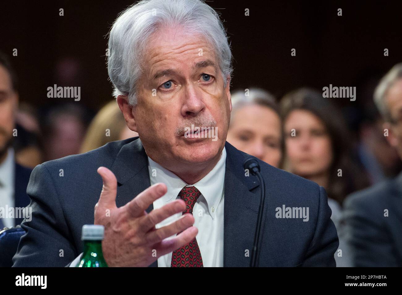 Washington, Stati Uniti d'America. 08th Mar, 2023. Il direttore, William J. Burns, Central Intelligence Agency, appare davanti ad una Commissione del Senato sull'audizione di intelligence per esaminare le minacce mondiali, nell'edificio dell'ufficio del Senato di Hart a Washington, DC, mercoledì 8 marzo 2023. Credit: Rod Lammey/CNP/Sipa USA Credit: Sipa USA/Alamy Live News Foto Stock