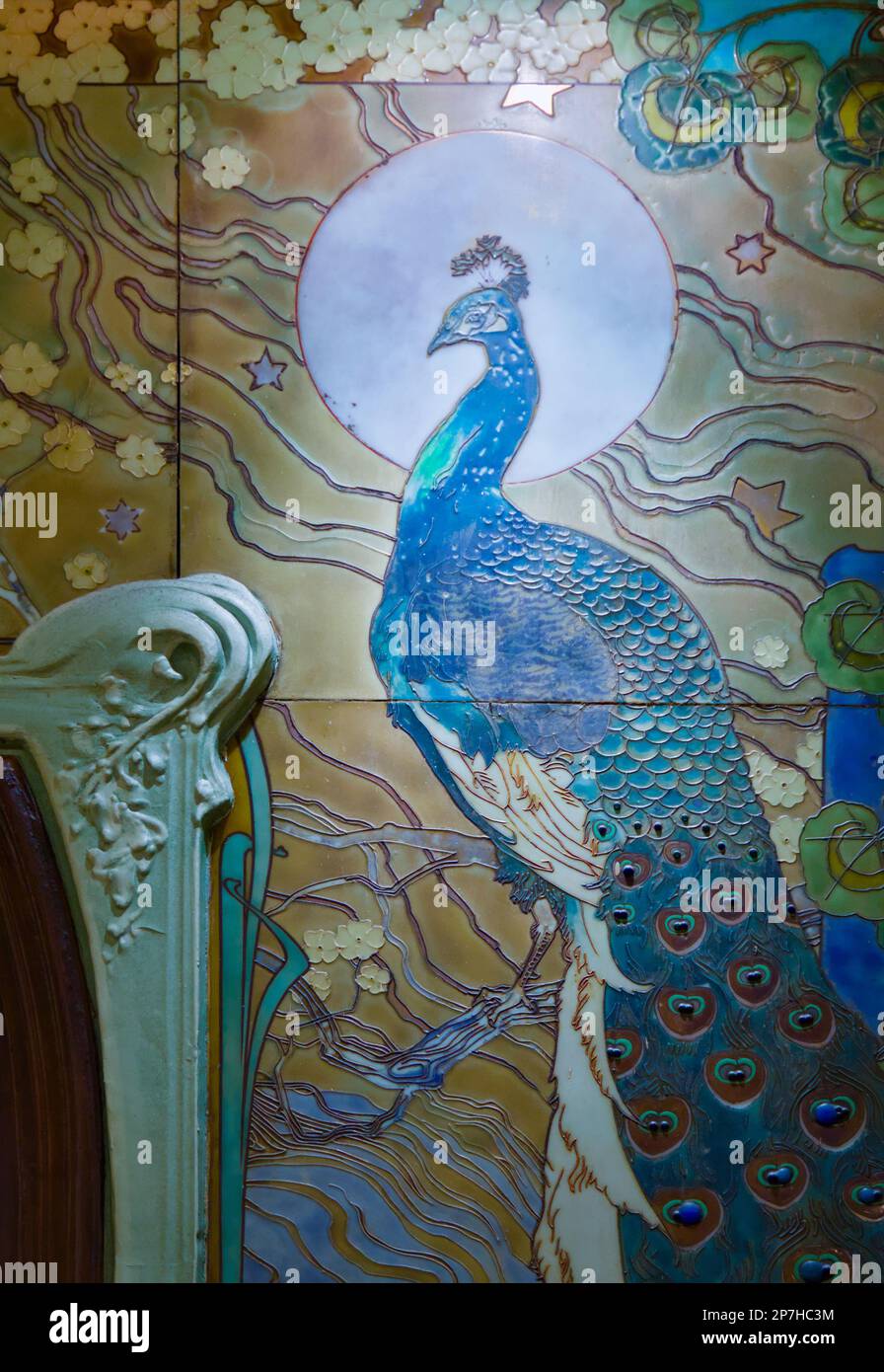 Art Noveau Peacock in piastrelle di ceramica su un muro, Parigi Francia Foto Stock