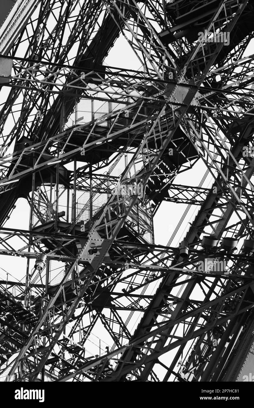 Dettaglio in bianco e nero delle travi e del lavoro in ferro battuto della Torre Eiffel Parigi Francia Foto Stock
