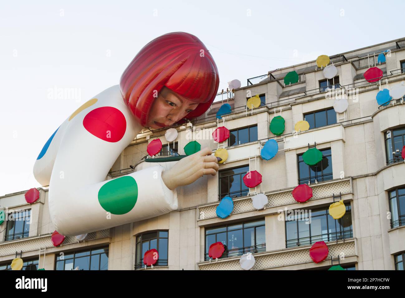 Grande manichino gonfiabile raffigurante l'artista giapponese Yayoi Kusama sul negozio di fronte al negozio Louis Vuitton Shop, Champs Elysees Parigi Francia Foto Stock