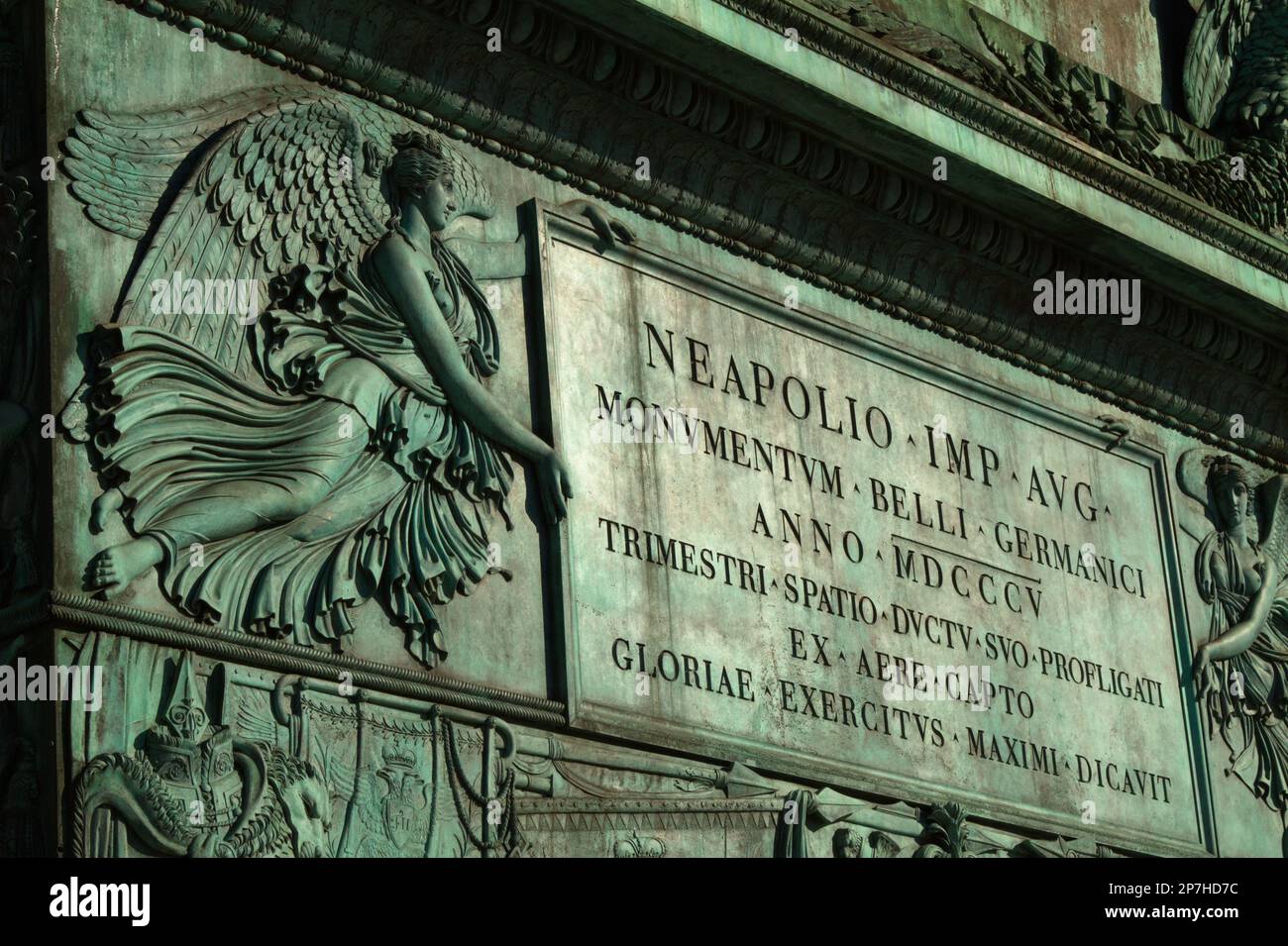 Particolare della scultura di bassorilievo con Iscrizione Latina alla base della colonna di Vendome, Parigi Francia Foto Stock