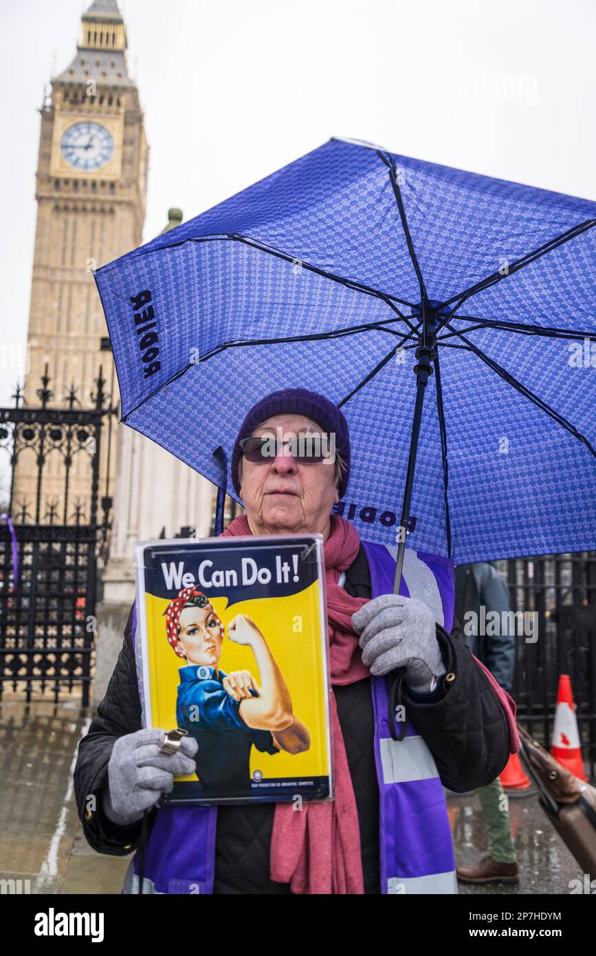 Waspi donne, che sono nati negli anni '1950s e improvvisamente trovato che avrebbero dovuto attendere fino a cinque anni per la loro pensione statale quando le regole sono state modificate Foto Stock