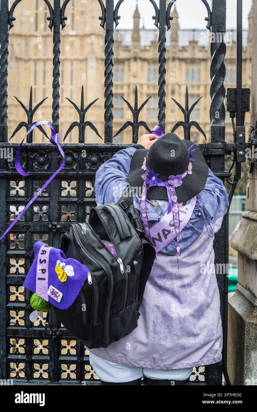 Waspi donne, che sono nati negli anni '1950s e improvvisamente trovato che avrebbero dovuto attendere fino a cinque anni per la loro pensione statale quando le regole sono state modificate Foto Stock