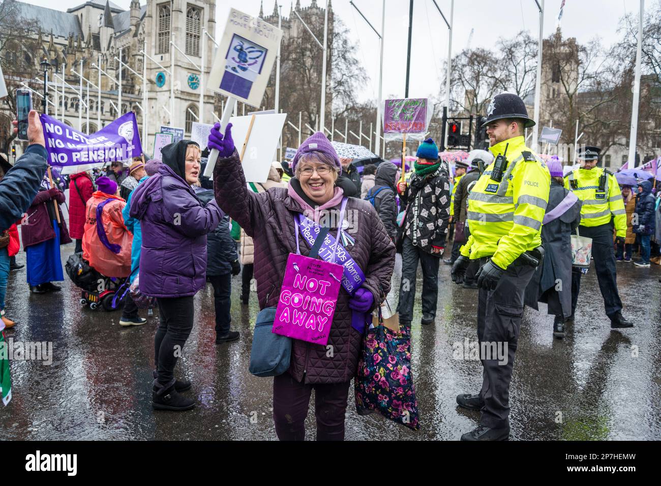 Waspi donne, che sono nati negli anni '1950s e improvvisamente trovato che avrebbero dovuto attendere fino a cinque anni per la loro pensione statale quando le regole sono state modificate Foto Stock