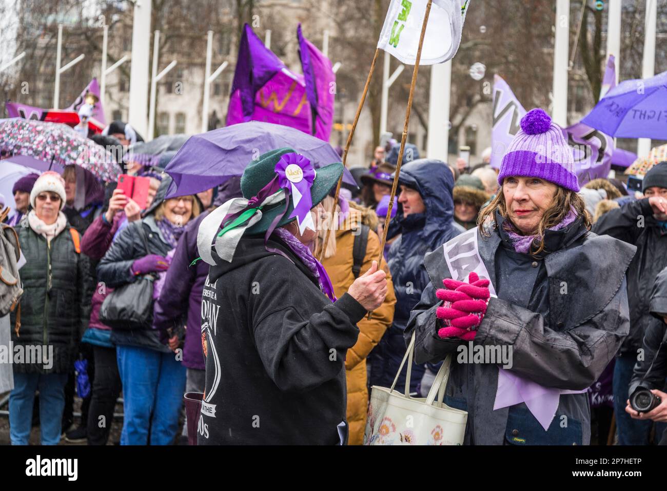 Waspi donne, che sono nati negli anni '1950s e improvvisamente trovato che avrebbero dovuto attendere fino a cinque anni per la loro pensione statale quando le regole sono state modificate Foto Stock