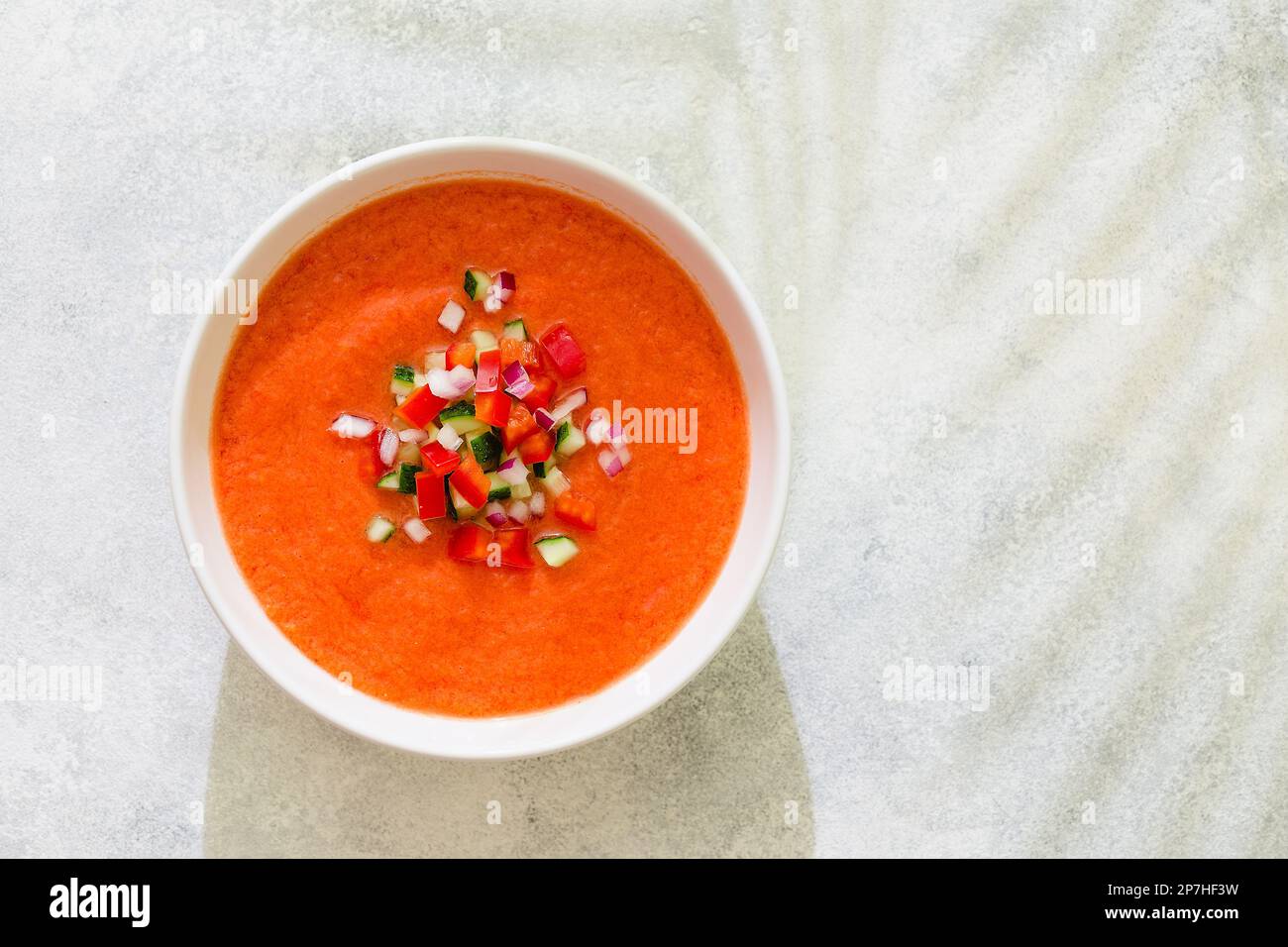 Zuppa di gazpacho. Tradizionale zuppa di pomodoro fredda spagnola di verdure fresche crude, vista dall'alto. Foto Stock