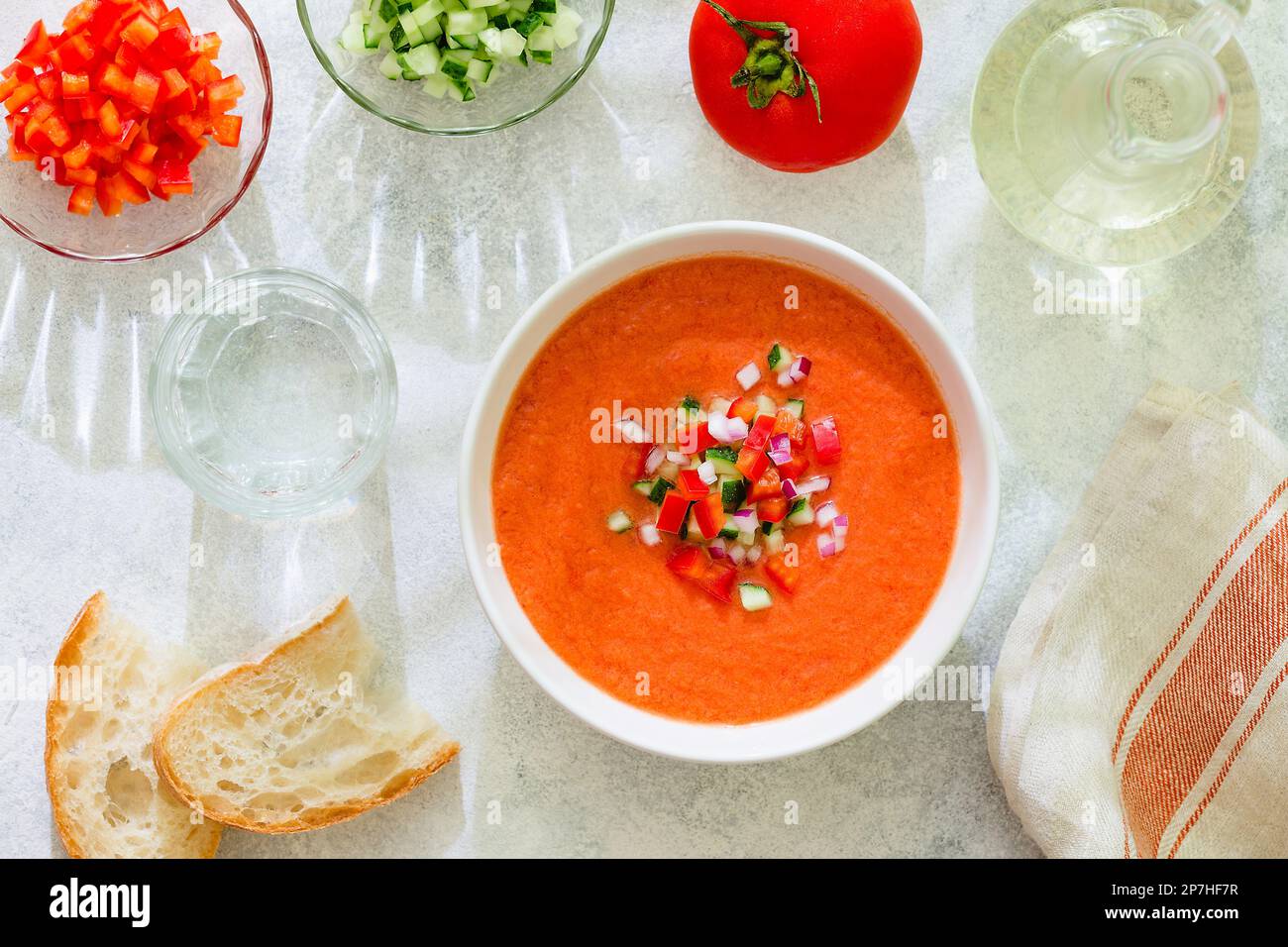 Zuppa di gazpacho. Tradizionale zuppa di pomodoro fredda spagnola di verdure fresche crude, vista dall'alto. Foto Stock