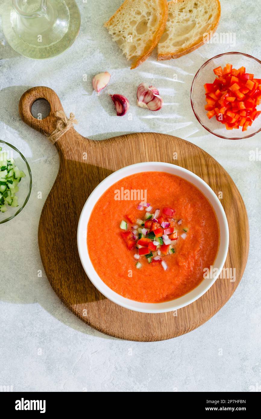 Zuppa di gazpacho. Tradizionale zuppa di pomodoro fredda spagnola di verdure fresche crude, vista dall'alto. Foto Stock