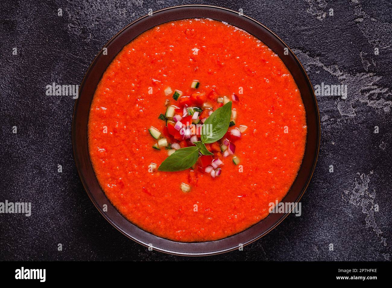 Zuppa di gazpacho. Tradizionale zuppa di pomodoro fredda spagnola di verdure fresche crude, vista dall'alto. Foto Stock