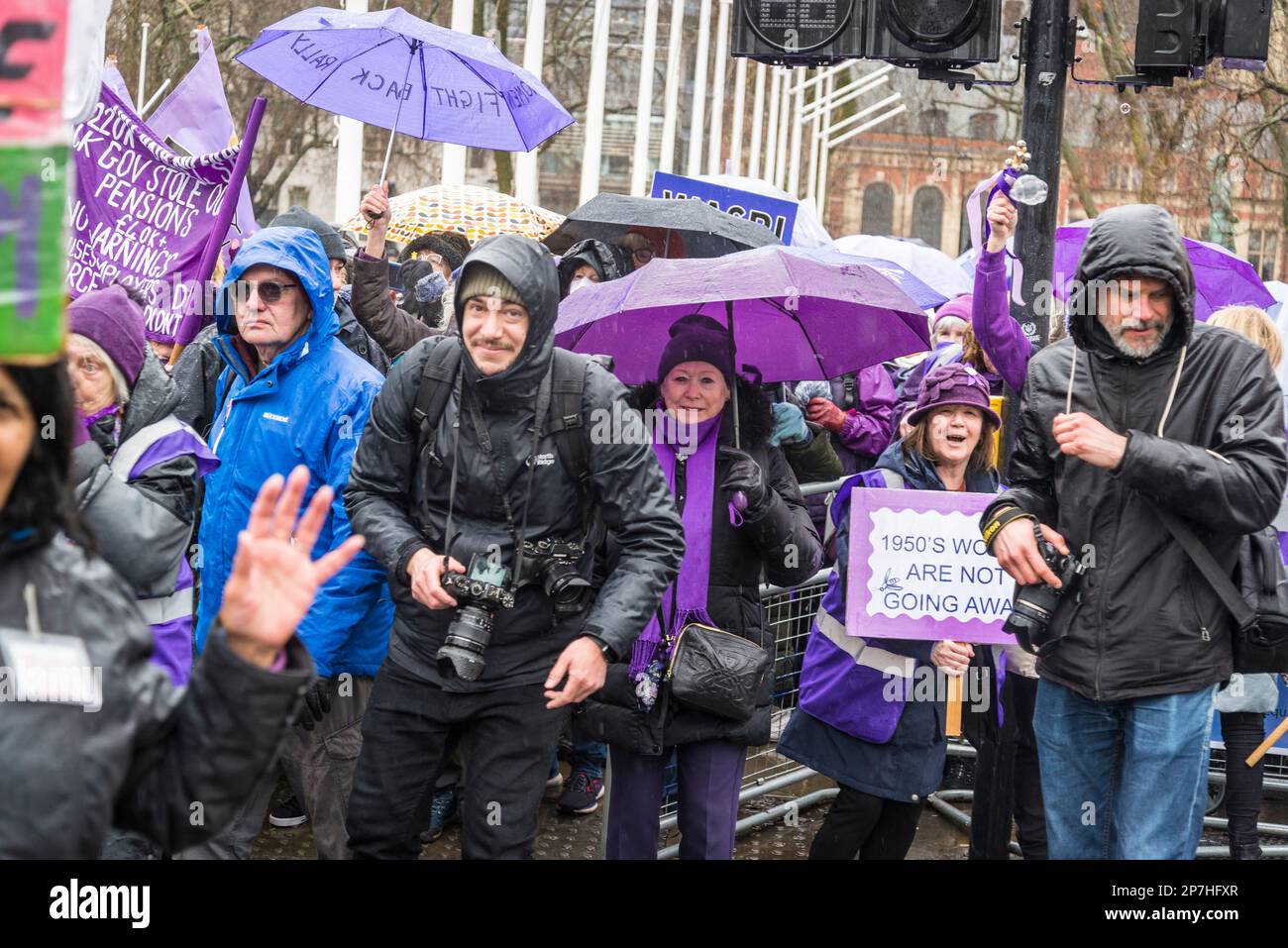 Waspi donne, che sono nati negli anni '1950s e improvvisamente trovato che avrebbero dovuto attendere fino a cinque anni per la loro pensione statale quando le regole sono state modificate Foto Stock