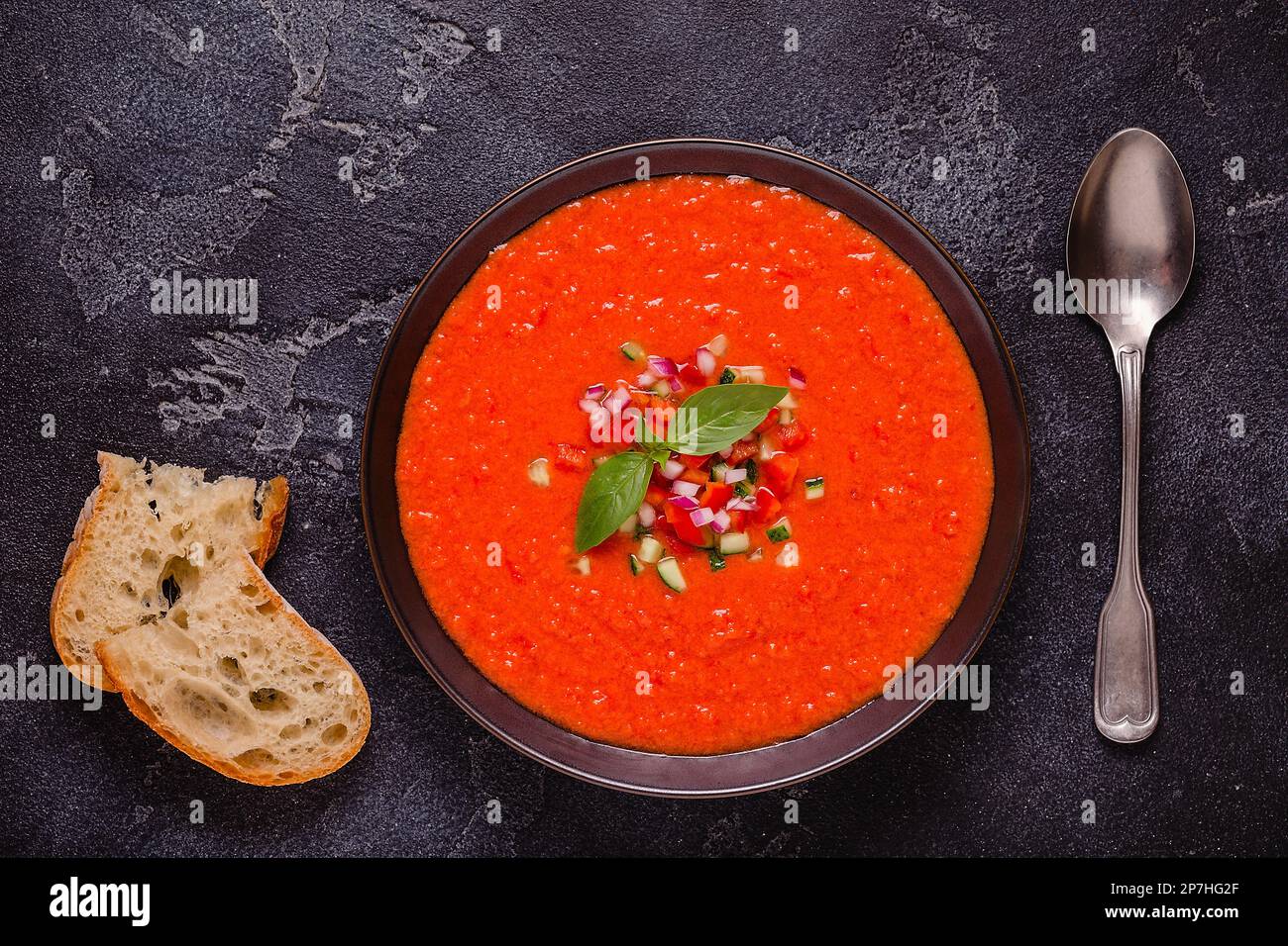 Zuppa di gazpacho. Tradizionale zuppa di pomodoro fredda spagnola di verdure fresche crude, vista dall'alto. Foto Stock
