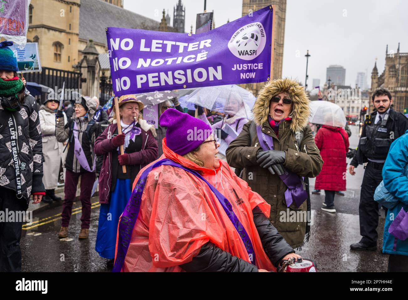 Waspi donne, che sono nati negli anni '1950s e improvvisamente trovato che avrebbero dovuto attendere fino a cinque anni per la loro pensione statale quando le regole sono state modificate Foto Stock