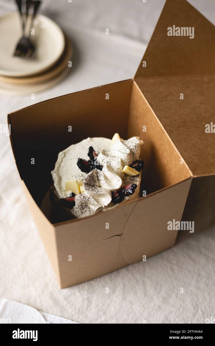 Torta a strati con crema di burro meringue svizzera Foto Stock