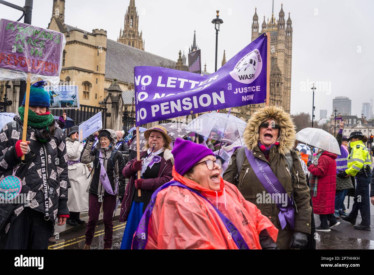 Waspi donne, che sono nati negli anni '1950s e improvvisamente trovato che avrebbero dovuto attendere fino a cinque anni per la loro pensione statale quando le regole sono state modificate Foto Stock