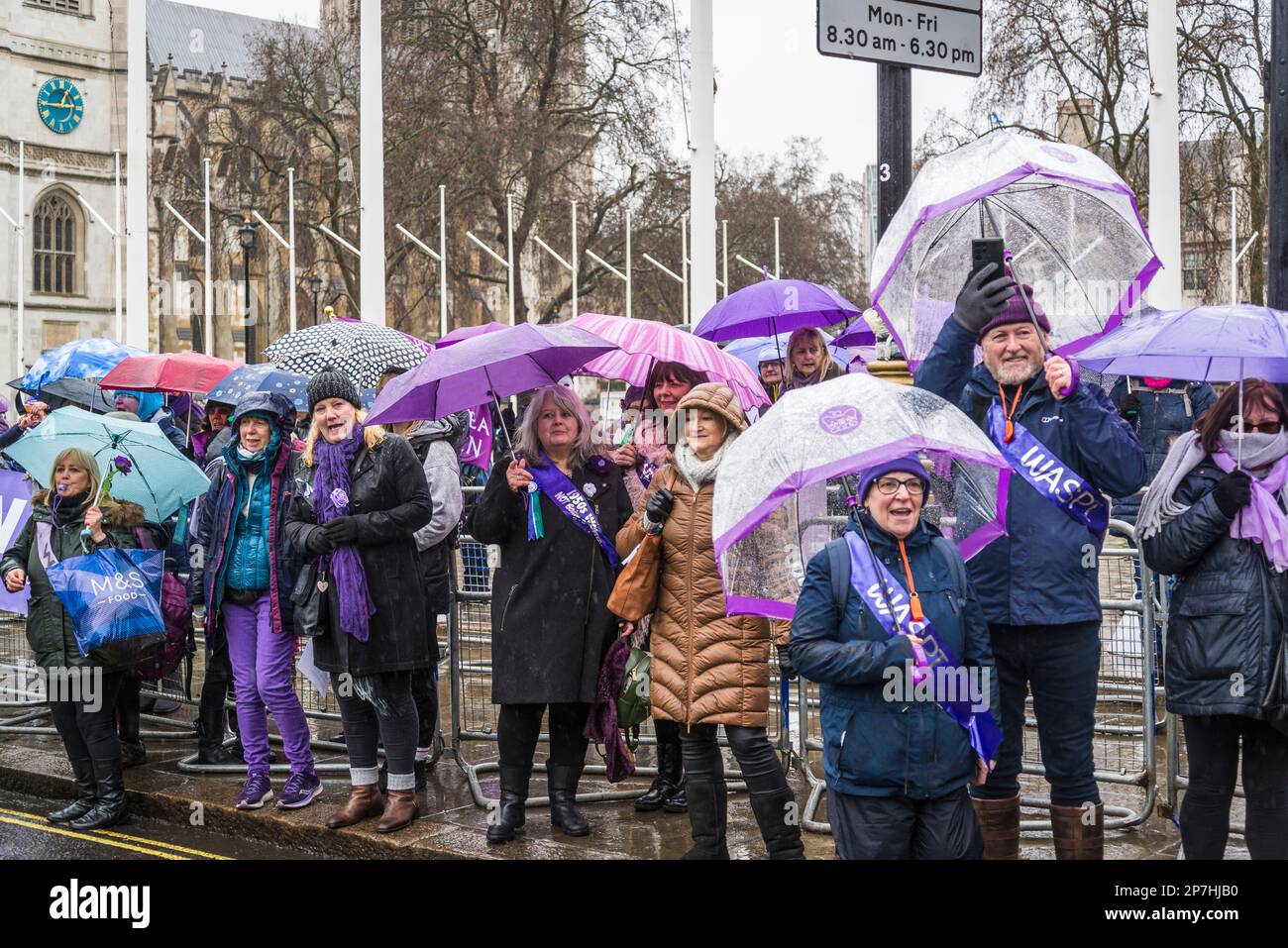 Waspi donne, che sono nati negli anni '1950s e improvvisamente trovato che avrebbero dovuto attendere fino a cinque anni per la loro pensione statale quando le regole sono state modificate Foto Stock