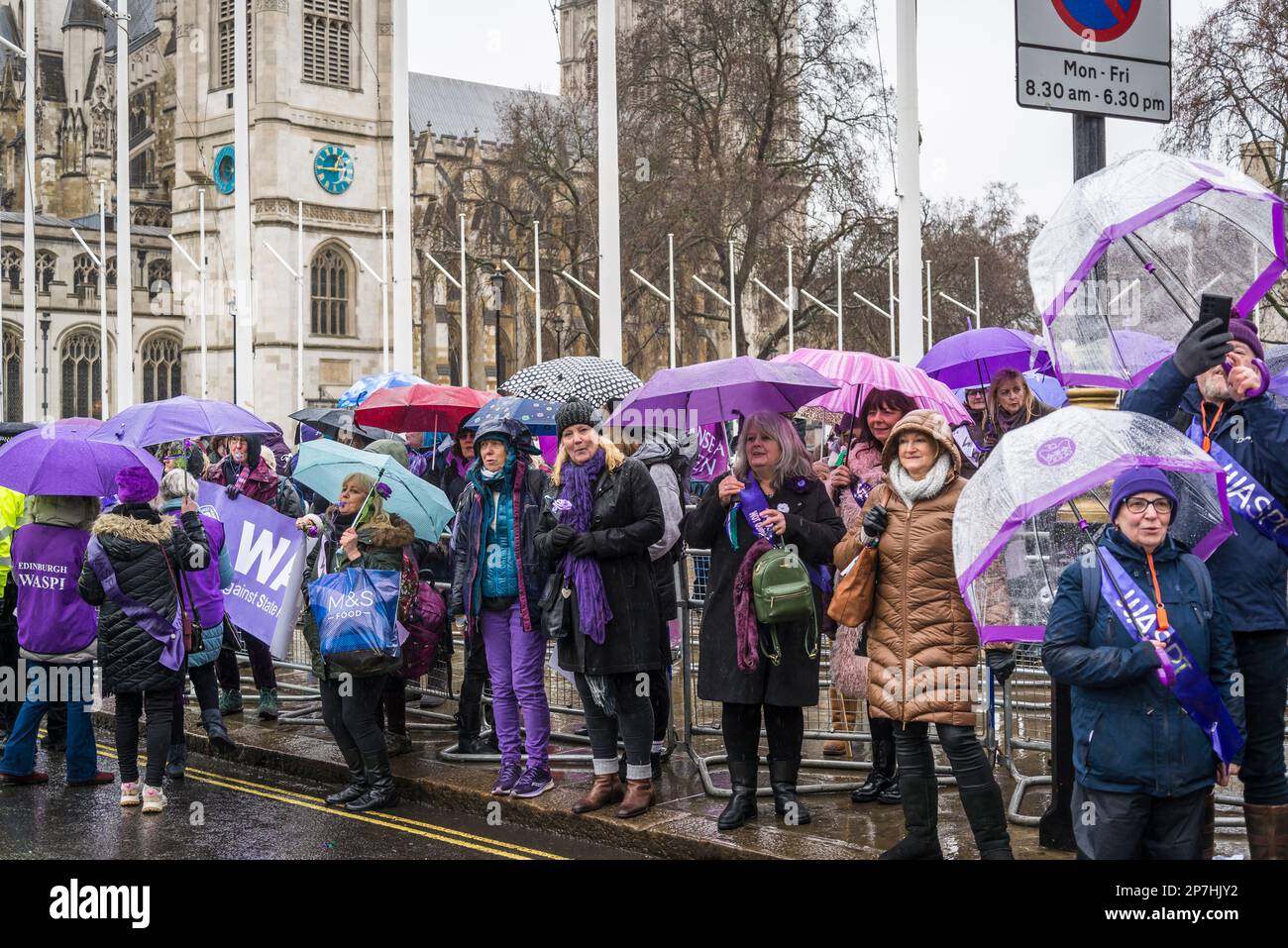 Waspi donne, che sono nati negli anni '1950s e improvvisamente trovato che avrebbero dovuto attendere fino a cinque anni per la loro pensione statale quando le regole sono state modificate Foto Stock