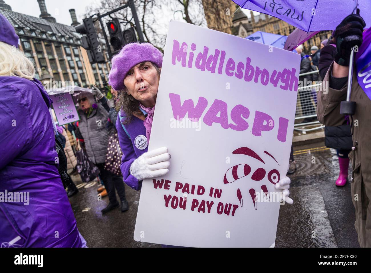 Waspi donne, che sono nati negli anni '1950s e improvvisamente trovato che avrebbero dovuto attendere fino a cinque anni per la loro pensione statale quando le regole sono state modificate Foto Stock