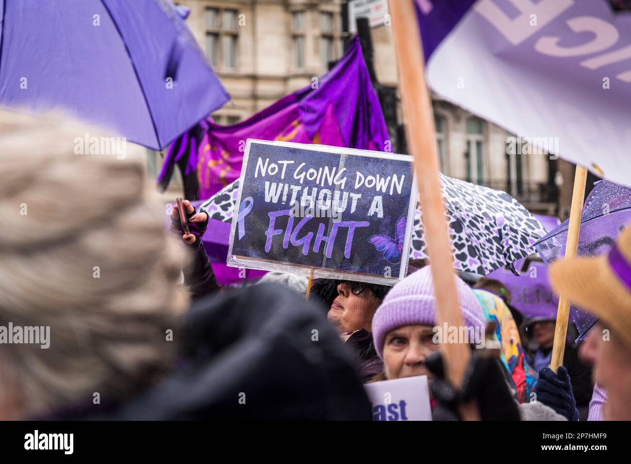 Waspi donne, che sono nati negli anni '1950s e improvvisamente trovato che avrebbero dovuto attendere fino a cinque anni per la loro pensione statale quando le regole sono state modificate Foto Stock