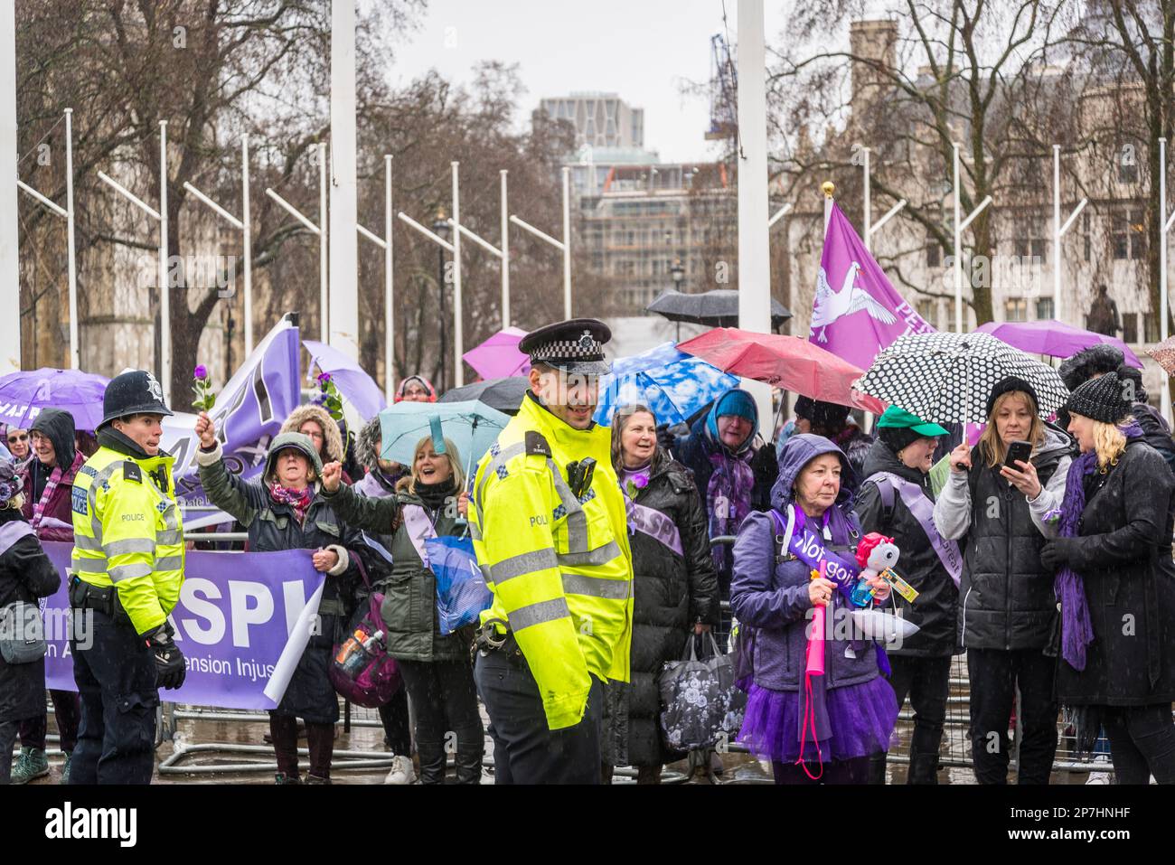 Waspi donne, che sono nati negli anni '1950s e improvvisamente trovato che avrebbero dovuto attendere fino a cinque anni per la loro pensione statale quando le regole sono state modificate Foto Stock