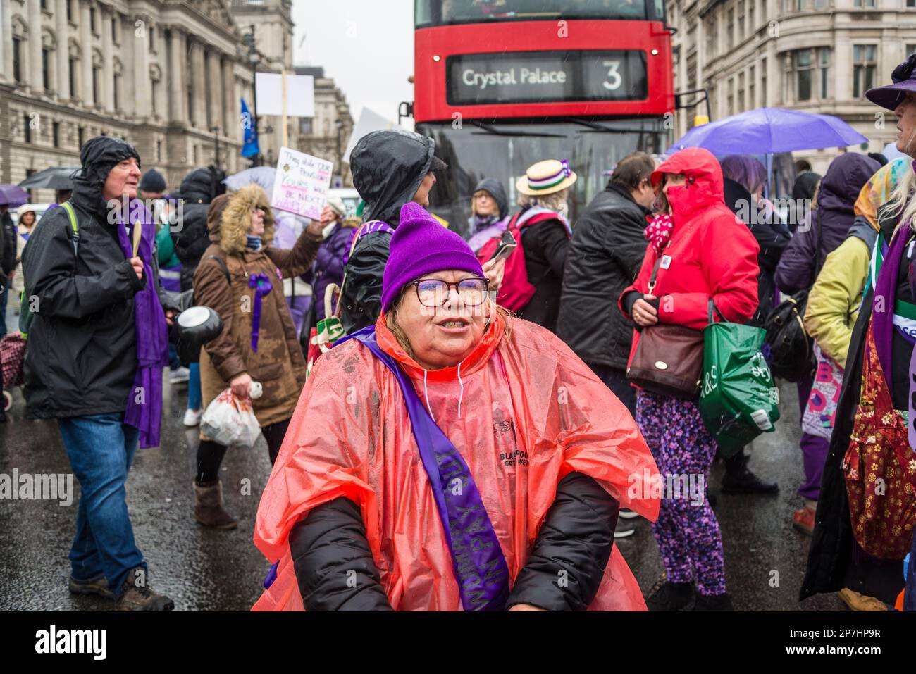 Waspi donne, che sono nati negli anni '1950s e improvvisamente trovato che avrebbero dovuto attendere fino a cinque anni per la loro pensione statale quando le regole sono state modificate Foto Stock