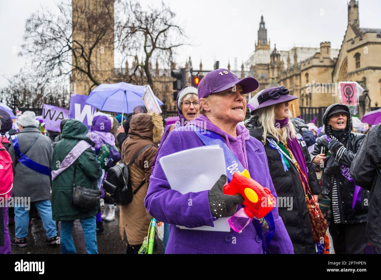 Waspi donne, che sono nati negli anni '1950s e improvvisamente trovato che avrebbero dovuto attendere fino a cinque anni per la loro pensione statale quando le regole sono state modificate Foto Stock