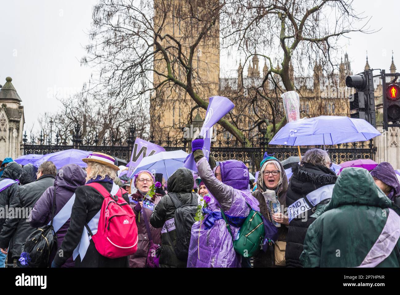 Waspi donne, che sono nati negli anni '1950s e improvvisamente trovato che avrebbero dovuto attendere fino a cinque anni per la loro pensione statale quando le regole sono state modificate Foto Stock