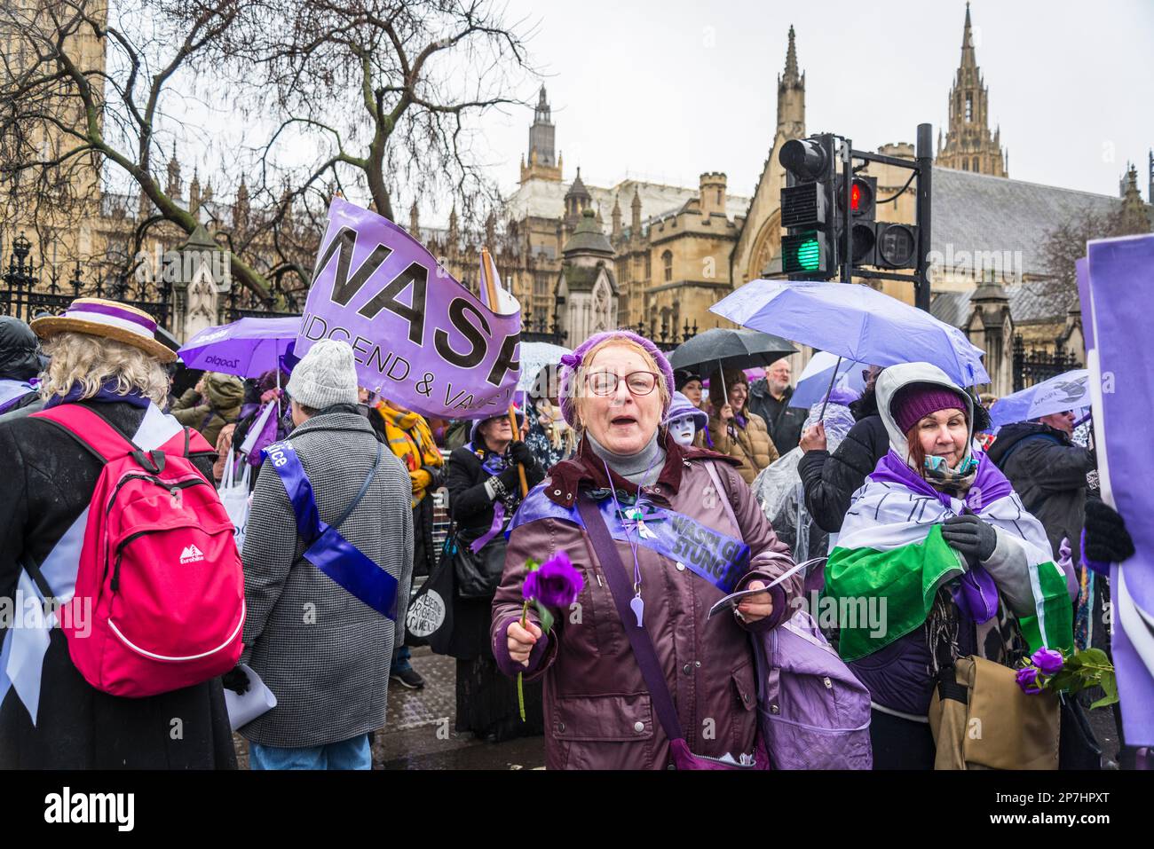 Waspi donne, che sono nati negli anni '1950s e improvvisamente trovato che avrebbero dovuto attendere fino a cinque anni per la loro pensione statale quando le regole sono state modificate Foto Stock