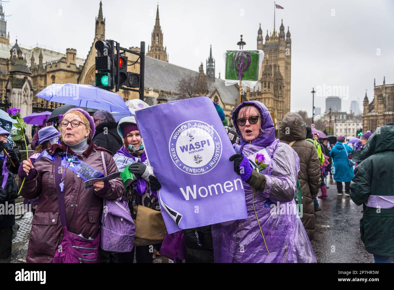 Waspi donne, che sono nati negli anni '1950s e improvvisamente trovato che avrebbero dovuto attendere fino a cinque anni per la loro pensione statale quando le regole sono state modificate Foto Stock