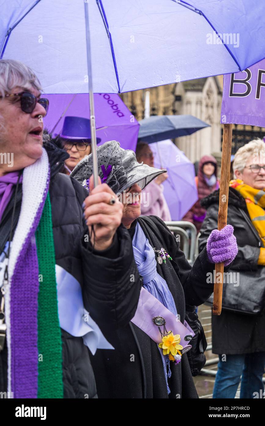 Waspi donne, che sono nati negli anni '1950s e improvvisamente trovato che avrebbero dovuto attendere fino a cinque anni per la loro pensione statale quando le regole sono state modificate Foto Stock