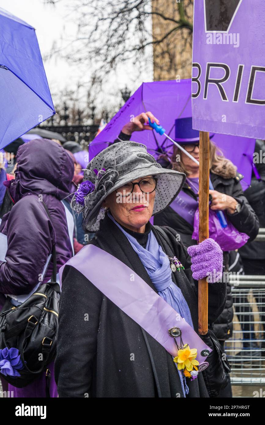 Waspi donne, che sono nati negli anni '1950s e improvvisamente trovato che avrebbero dovuto attendere fino a cinque anni per la loro pensione statale quando le regole sono state modificate Foto Stock