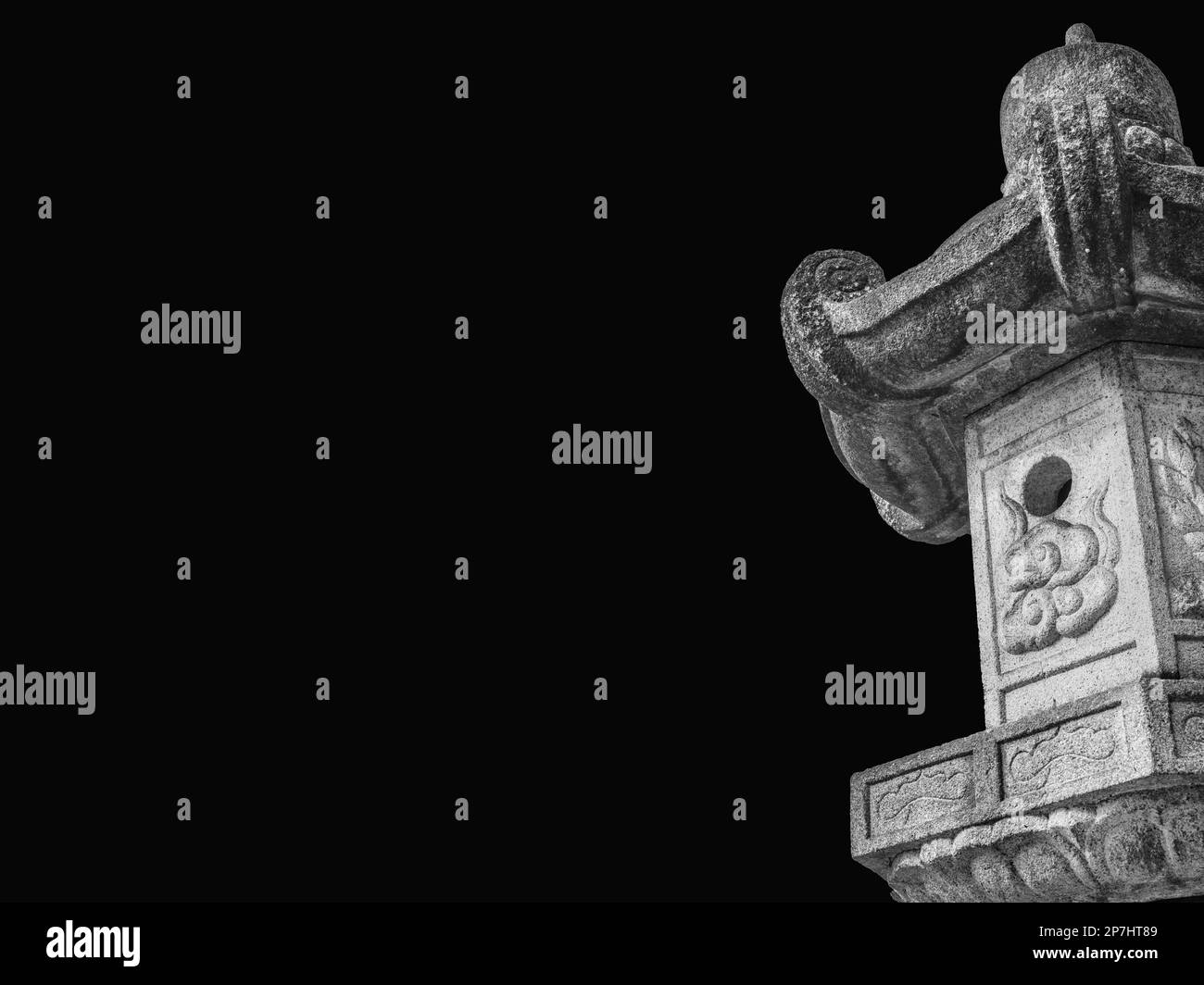 Vecchia lanterna di pietra giapponese tradizionale, un tipo spesso trovato nei giardini (bianco e nero con spazio di copia) Foto Stock