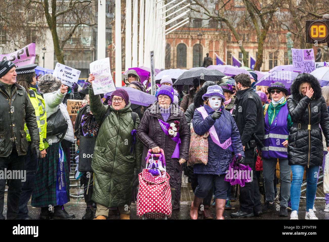 Waspi donne, che sono nati negli anni '1950s e improvvisamente trovato che avrebbero dovuto attendere fino a cinque anni per la loro pensione statale quando le regole sono state modificate Foto Stock