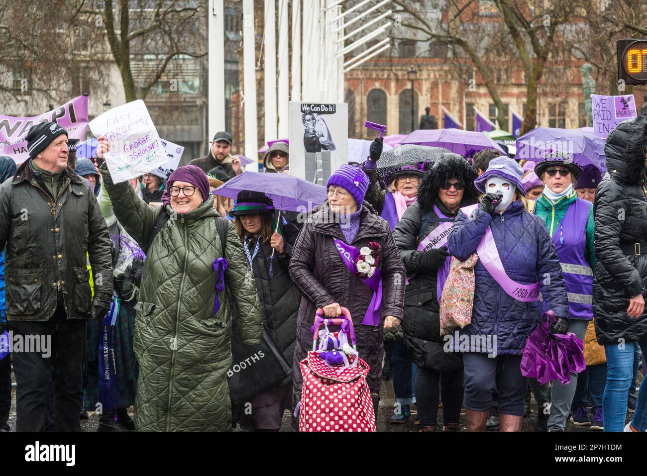 Waspi donne, che sono nati negli anni '1950s e improvvisamente trovato che avrebbero dovuto attendere fino a cinque anni per la loro pensione statale quando le regole sono state modificate Foto Stock