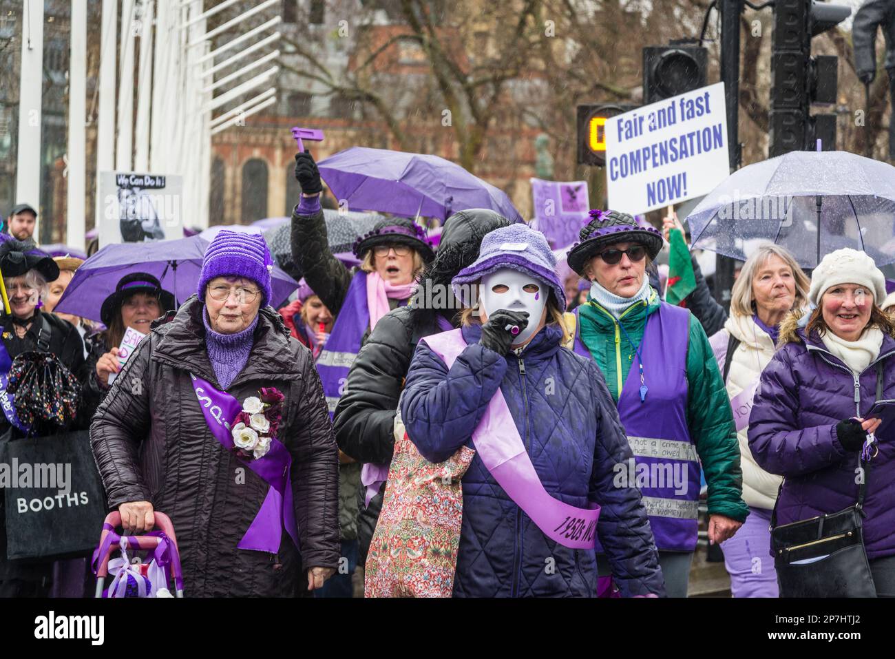 Waspi donne, che sono nati negli anni '1950s e improvvisamente trovato che avrebbero dovuto attendere fino a cinque anni per la loro pensione statale quando le regole sono state modificate Foto Stock