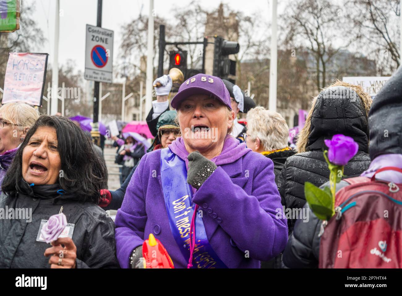 Waspi donne, che sono nati negli anni '1950s e improvvisamente trovato che avrebbero dovuto attendere fino a cinque anni per la loro pensione statale quando le regole sono state modificate Foto Stock