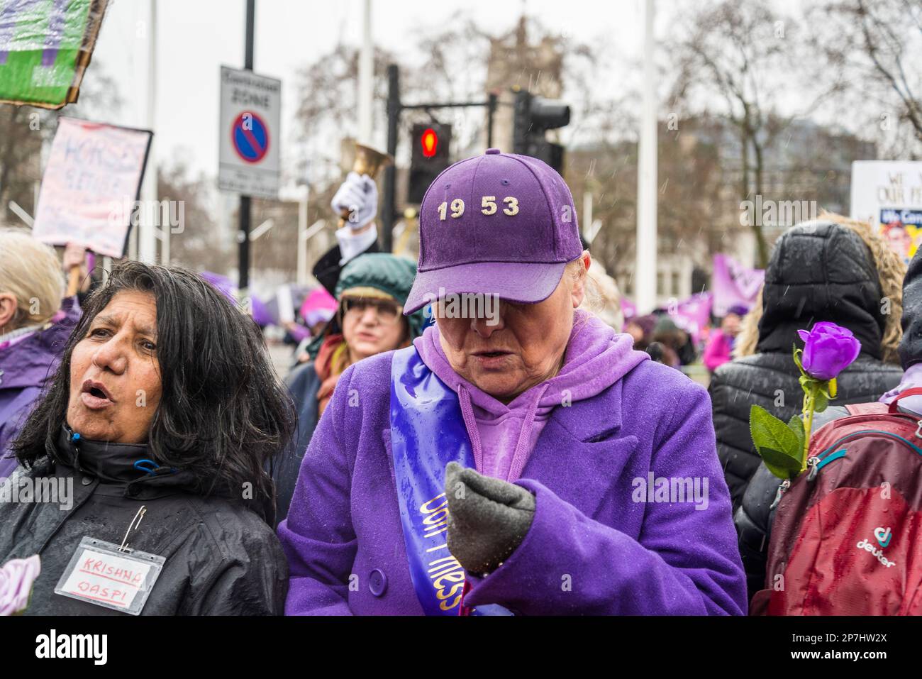 Waspi donne, che sono nati negli anni '1950s e improvvisamente trovato che avrebbero dovuto attendere fino a cinque anni per la loro pensione statale quando le regole sono state modificate Foto Stock